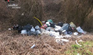 “Pizzicati” dai Forestali: avevano abbandonato 8 metri cubi di rifiuti in una scarpata a Montaldo Roero