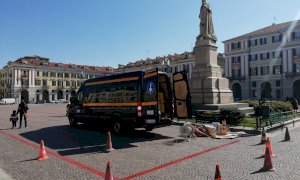 Cuneo, in piazza Galimberti si tracciano le strisce di posizionamento del mercato