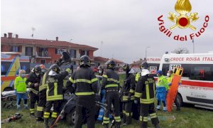 Brutto incidente a Beinette: un'auto si schianta contro un palo e si ribalta nel prato