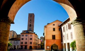 Alba, le torri si illuminano di blu per la Giornata Mondiale della Consapevolezza dell’Autismo  