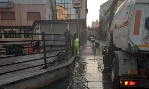 Alba: idropulitrici al lavoro per lavare alcune aree della città