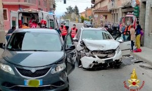 Scontro tra due auto al semaforo di Rocca de' Baldi, ci sono feriti