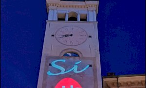 La Torre Civica illuminata con una grande candelina per festeggiare i 45 anni dell'AIDO di Cuneo