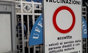 Blocco del sito per prenotare i vaccini, botta e risposta Regione-opposizioni: 