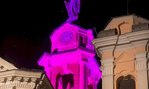 Canale illumina di rosa il campanile della chiesa di San Vittore a un mese dalla partenza del Giro