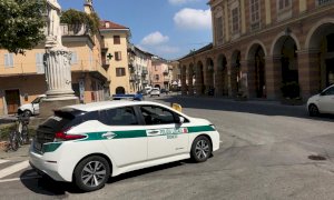 Su un veicolo sequestrato e senza assicurazione con la patente revocata da dieci anni: fermato a Dronero