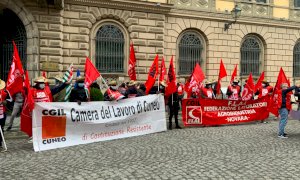La protesta dei lavoratori stagionali dell'agricoltura per dire no alla reintroduzione dei voucher 