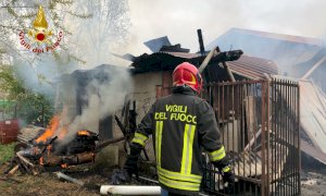 Cuneo, pompieri mobilitati per l’incendio a un deposito di attrezzi