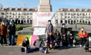 Studenti e professori ancora a lezione in piazza contro la zona rossa: 