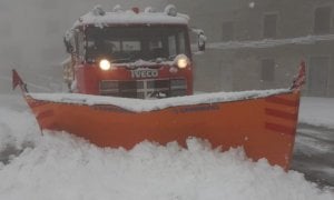 Neve di aprile, spartineve in azione sulle strade provinciali oltre i mille metri