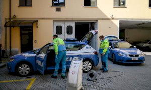 Ieri in Questura la sanificazione dei mezzi della Polizia e della Municipale di Cuneo