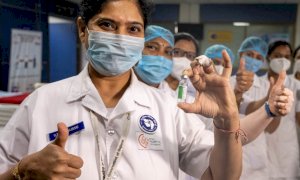 “Nessun profitto sulla pandemia”: l’appello a garantire l’accesso gratuito ai vaccini anti-Covid