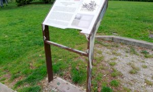 Cuneo, danneggiata la targa a fianco del monumento alla Resistenza 