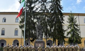 Gli ufficiali della Scuola di Applicazione dell'Esercito di Torino al Sacrario della caserma 