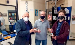 Il sindaco di Verzuolo consegna gli articoli riguardanti il primo maggio ai rappresentanti dei lavoratori