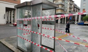 Non c’è pace in corso Giolitti: vandali in azione, infranti i vetri della cabina telefonica