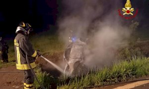 Marene, finisce fuori strada ed esce dalla sua auto che prende fuoco