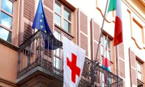 Busca, la bandiera della Croce Rossa sventola dal Palazzo comunale