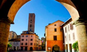 8 maggio, le torri di Alba si illuminano di rosso per la Giornata Mondiale della Croce Rossa  