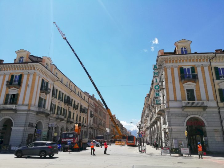 Si smonta la gru del cantiere dell'ex Banca d'Italia, disagi in corso Nizza