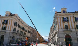 Si smonta la gru del cantiere dell'ex Banca d'Italia, disagi in corso Nizza