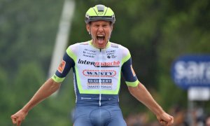 Giro d'Italia, l'olandese Van der Hoorn vince in solitaria a Canale