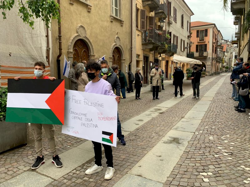 Davanti alla sinagoga di Cuneo il presidio pro-Israele, contestato da attivisti filopalestinesi