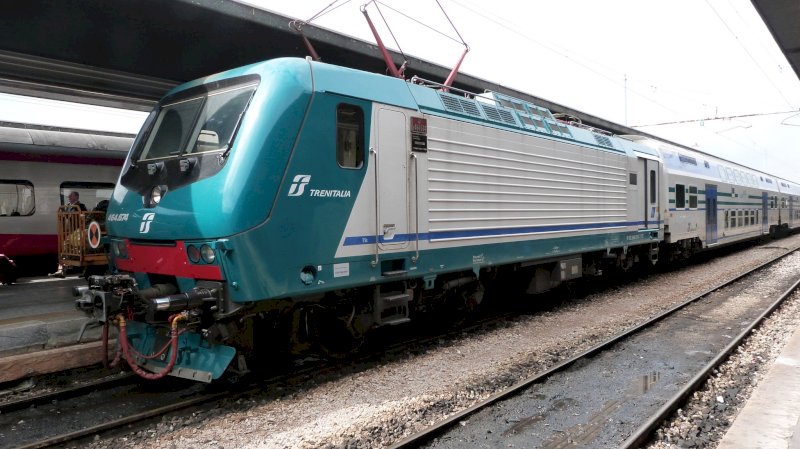 Armato di scacciacani rapina un passeggero sul treno Fossano-Torino: arrestato