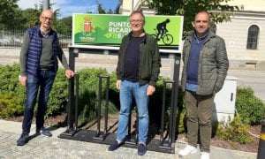 Busca, una stazione di ricarica per biciclette elettriche davanti a Casa Francotto