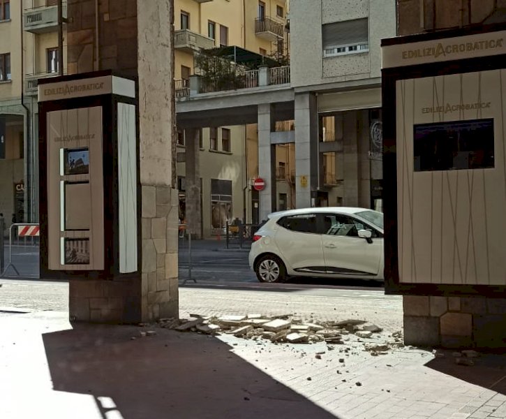 Cuneo, crolla l’intonaco di un pilone in corso Nizza