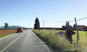 Auto contro un palo della luce a Palazzasso, nessun ferito grave
