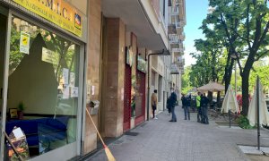 Una lite per un caricabatterie degenera, sfondata la vetrina dell’associazione Mutilati e Invalidi Civili