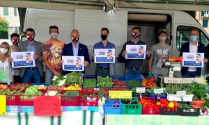 Fossano, la Lega tra i banchi del mercato in nome della tutela del made in Italy