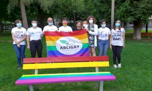 A Cuneo la prima panchina arcobaleno contro l'omofobia