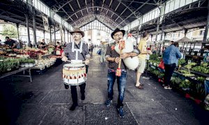 I trovatori della Grande Orchestra Occitana nei mercati di 12 città della provincia di Cuneo