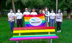 Cuneo, domani s’inaugura la panchina arcobaleno per la Giornata Mondiale contro l’omofobia