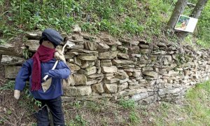 Vignolo, il pupazzo rubato lungo il sentiero di Petinmenin è tornato al suo posto