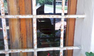 Busca, teppisti spaccano un vetro della cappella di San Quintino
