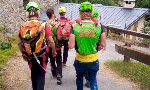 Si infortuna sul sentiero del rifugio Bianco, la trasportano a spalle fino a Sant’Anna