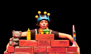 “Di qua e di là. Storia di un piccolo muro” inaugura la rassegna teatrale “Incanti in città” a Cuneo