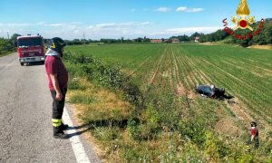 Auto ribaltata fuori strada tra Cuneo e Boves, tre feriti