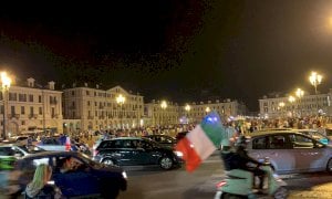 Un’onda azzurra nel cuore di Cuneo: caroselli dopo i rigori con la Spagna
