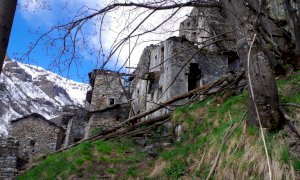 Valle Grana, un'escursione nel villaggio fantasma di Narbona sui passi della Resistenza