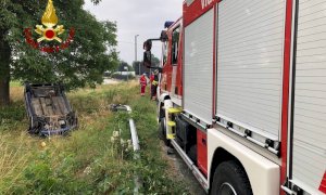 Busca, auto esce di strada e si ribalta in un prato in frazione San Giuseppe