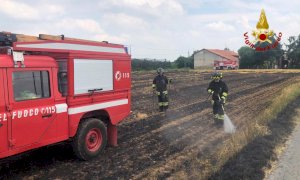 Incendio in un campo a San Chiaffredo di Busca, intervento dei Vigili del Fuoco