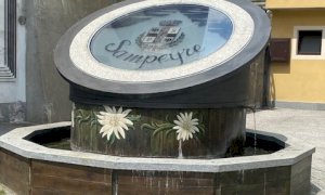 Sampeyre, completato il restyling della fontana di piazza della Vittoria
