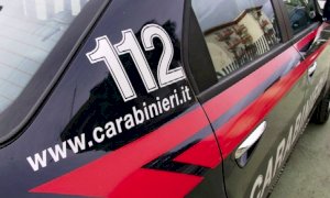 Fanno credere a un'anziana che un familiare abbia avuto un incidente e le svaligano casa