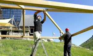 La Camera di Commercio regala gazebo alle imprese turistiche, la prima consegna al rifugio Garelli