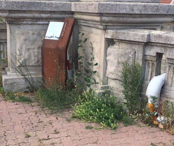 Stazione di Cuneo, in condizioni di degrado il memoriale dei cinque partigiani fucilati