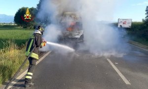 Il furgone va in fiamme mentre sta guidando fuori Saluzzo: illeso l’autista